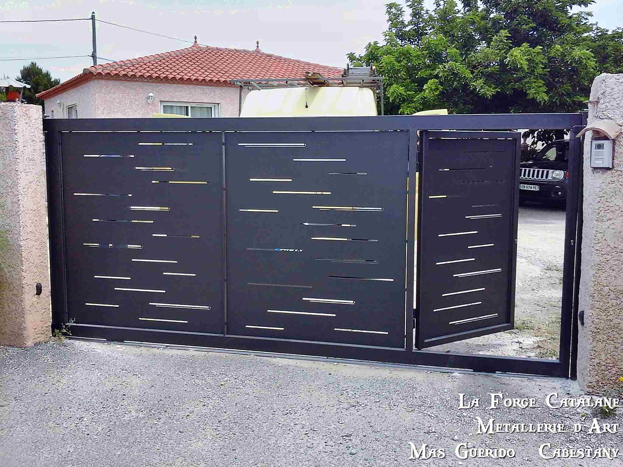 portail coulissant portillon integre decoupe laser thermolaquage forge catalane 2.jpg